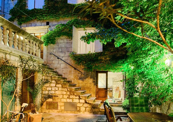 Baroque six room house with the garden next to the beach