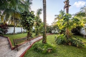 Beautiful walking paths to explore the gardens of Island House