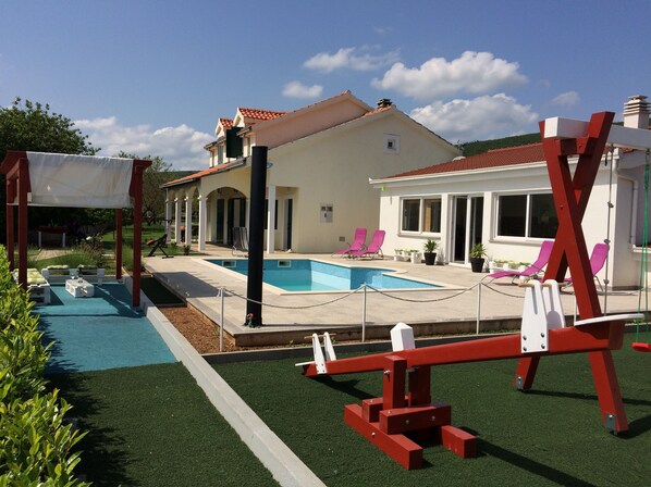 Villa Julia - pool, tennis, football, billiard, badminton, bowling... near Split