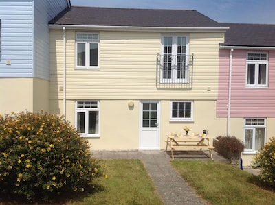 Contemporary Four Bedroom Spacious Holiday Cottage In Newquay