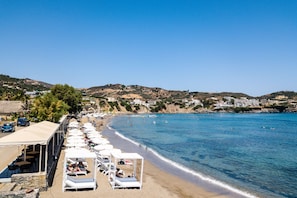 2 gazebos for our guests are available at the beach!