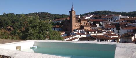 Alberca con vistas.