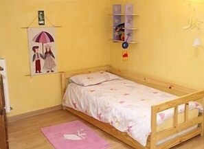 Bright and sunny twin/single bedroom