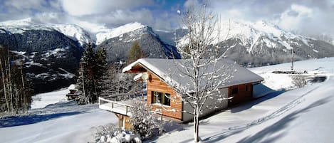 chalet sous la neige