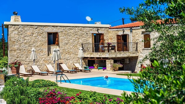 Swimming pool on traditional Villa - Muses Curated Villas