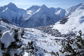 Superbe domaine skiable et une station très vivante avec de nombreux commerces.