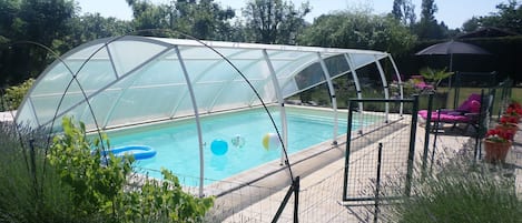 fantastic pool, fenced area, lockable gates, cover keeps the water warm.