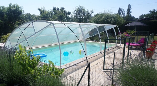 fantastic pool, fenced area, lockable gates, cover keeps the water warm.