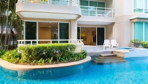 001 San Ploen 4br pool access beachfront