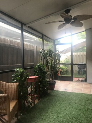 screened porch/patio