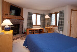 The 2 bedrooms feature a variety of bedding options!
