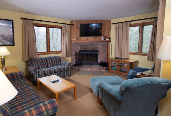 Come and stay in our cozy and charming unit in Okemo! (Please note that the decor varies).