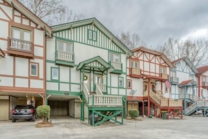 2 story townhouse located next door to Helen Waterpark and Tubing. 