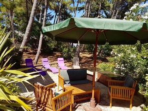 Espace détente, dans un écrin de verdure, le salon de jardin.