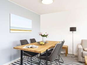 Modern gestalteter Essbereich