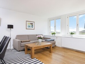 Moderner Wohnbereich mit Ausblick