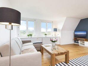 Moderner Wohnbereich mit Ausblick