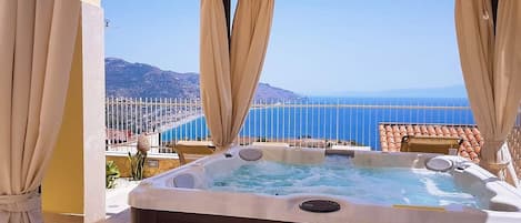 Exclusive Jacuzzi with Gazebo - Private Terrace