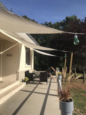 Terrasse aménagée avec salon de jardin et appareils sportifs