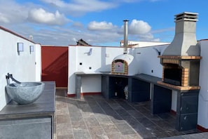 Outdoor Kitchen on the roof terrace - a great place for food, drink, sun & fun!!