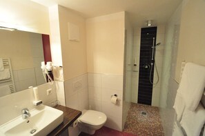 Eines unserer A-Zimmer.  Jedees Zimmer sieht anders aus und wir können nicht versprechen, dass Sie genau das Zimmer bekommen, dass Sie wollen. Aber wir versuchen alles um Ihren Wunsc.h zu erfüllen. Versprochen