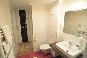 Eines unserer A-Zimmer.  Jedees Zimmer sieht anders aus und wir können nicht versprechen, dass Sie genau das Zimmer bekommen, dass Sie wollen. Aber wir versuchen alles um Ihren Wunsc.h zu erfüllen. Versprochen