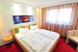 Eines unserer A-Zimmer.  Jedees Zimmer sieht anders aus und wir können nicht versprechen, dass Sie genau das Zimmer bekommen, dass Sie wollen. Aber wir versuchen alles um Ihren Wunsc.h zu erfüllen. Versprochen