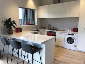 Fully functional new kitchen, with dishwasher and washing machine, oven and job.