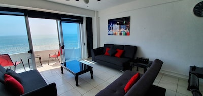 3 BEDROOM! Sea view Beachfront boardwalk excepcional!!