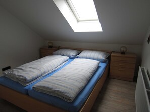 Schlafzimmer mit Doppelbett