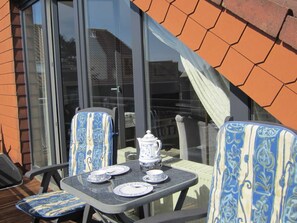 Balkon mit Gartenmöbeln