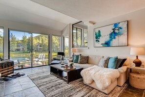 Amazing 270 degree views in this cozy, luxurious spot.