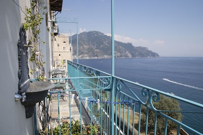 Ein blauer Balkon zwischen Ravello und Amalfi 