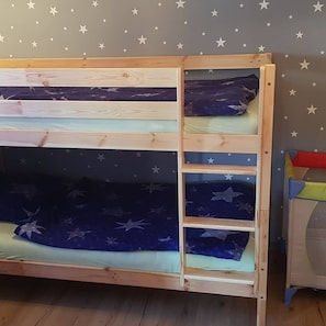 Kinderzimmer mit Reisebett und Wickelkommode