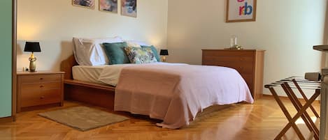 Main bedroom with a large closet and entrance to the balcony