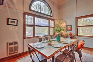 Dining Area | Dishware & Flatware Provided