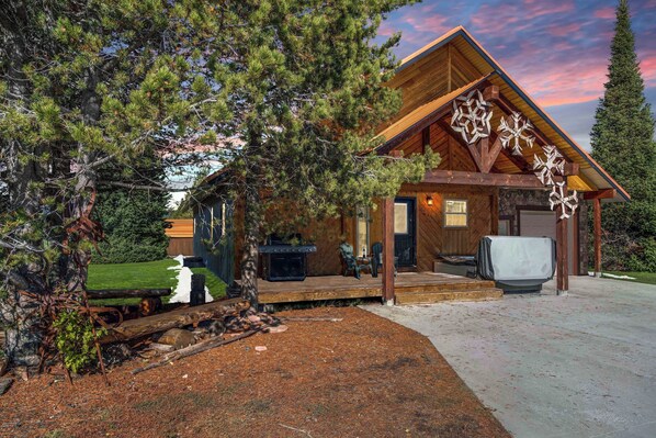 Huckleberry Hollow ~ hot tub, propane grill, and fire pit on front deck to enjoy with your group!