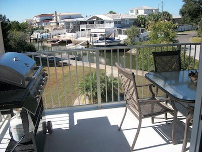 Waterfront-newer 3 story w/ rooftop views of Gulf waters