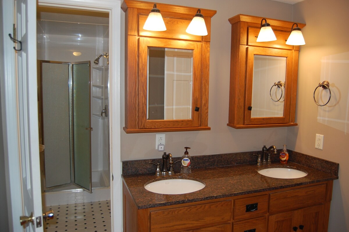 Spacious 4 bedroom house on lake