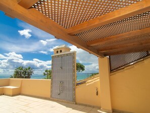 Gran terraza (60m2) con ducha y sauna privada.