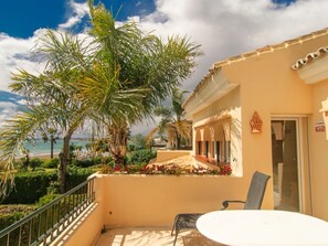 Una de las 3 terrazas con vistas al mar y comedor.