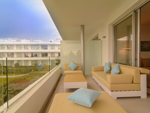 Área de descanso con mesa de café, sofá y sillones.
