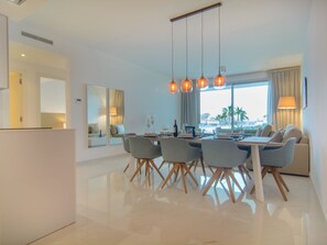 Comedor con 8 sillas y sillones.