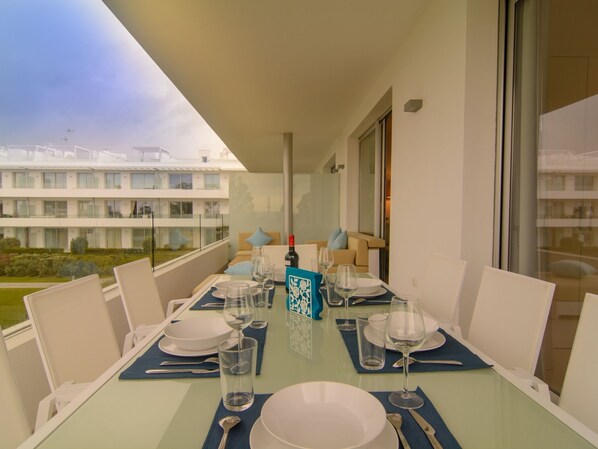 Terraza cubierta (26m2) con mesa de comedor para 8