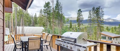 Relax on your private deck & BBQ with amazing views!