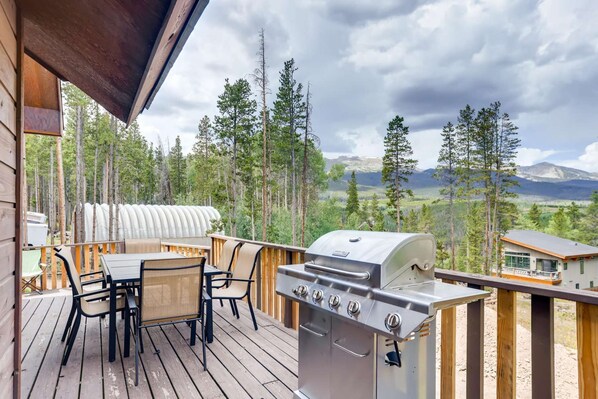 Relax on your private deck & BBQ with amazing views!