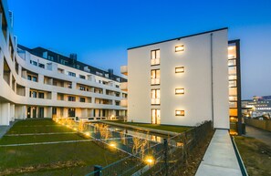 Fassade der Unterkunft – Abend/Nacht