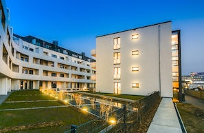 Fassade der Unterkunft – Abend/Nacht