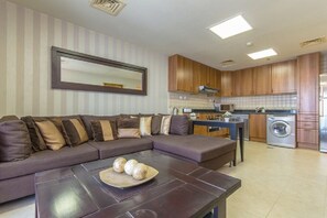 sitting area - kitchen