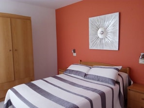 Habitación con cama de matrimonio exterior